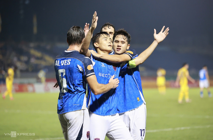 Hậu vệ CLB TP HCM Ngô Tùng Quốc mừng bàn gỡ 1-1 trước SLNA ở phút bù thứ ba hiệp một. Ảnh: Xuân Thủy