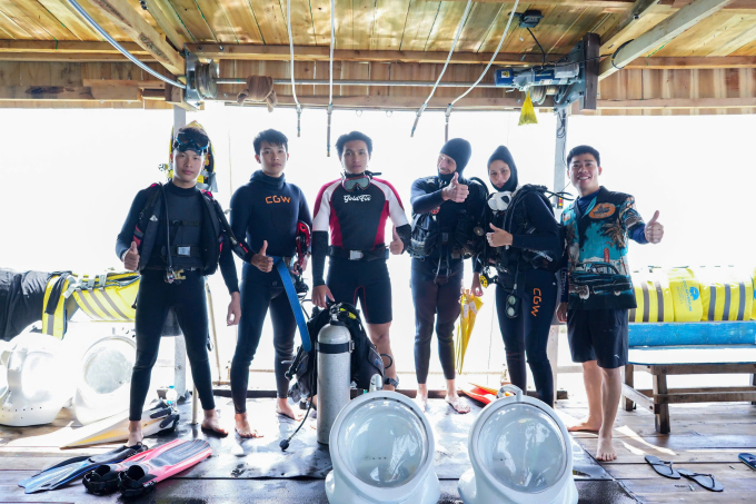 Nhóm tình nguyện viên nuôi cấy, nhân giống san hô ở Cô Tô. Ảnh: Xuân Nam