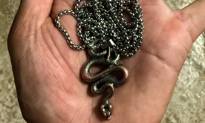 Sợi dây chuyền Giáo được nữ du khách tặng. Ảnh: NVCC