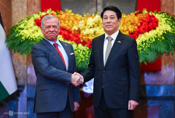 Chủ tịch nước Lương Cường và Quốc vương Jordan Abdullah II Ibn Al Hussein tại Phủ Chủ tịch ngày 12/11. Ảnh: Giang Huy