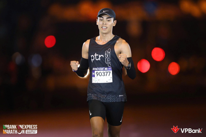 Huỳnh Khôi chạy 42km ở giải chạy đêm TP HCM 2024, đạt top 3. Ảnh: VnExpress Marathon