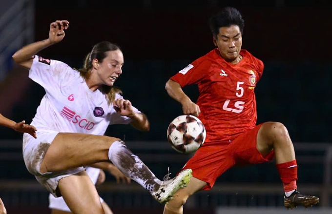 Cầu thủ nữ TP HCM vất vả ngăn cản pha lên bóng của cầu thủ Stallion Laguna ở bảng A AFC Champions League nữ 2025-2026, tối 13/11. Ảnh: Đức Đồng