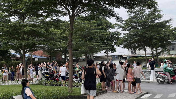 Hàng trăm cư dân di tản từ chung cư cháy xuống đất. Ảnh: Minh Hoàng