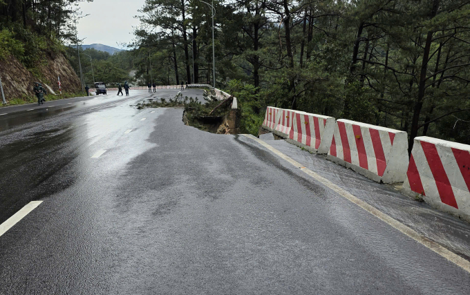 Lực lượng chức năng đã đóng đèo Prenn để đảm bảo an toàn sau sự cố sạt lở. Ảnh: Lê Tiến