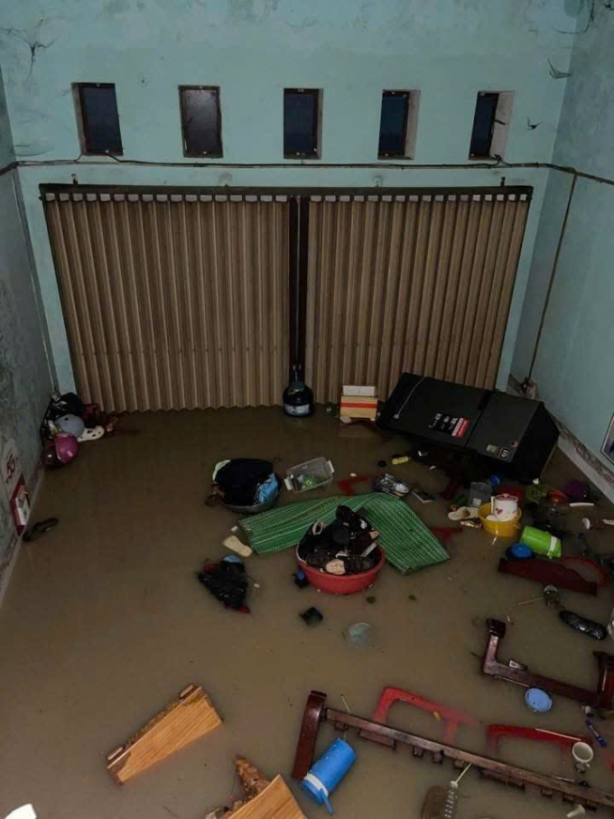 Lũ lên nhanh khiến người dân không kịp trở tay, đồ đạc chìm trong nước. Ảnh: Người dân cung cấp