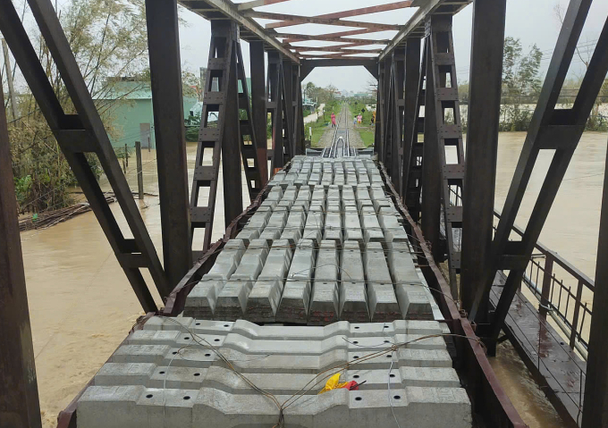 Toa tàu chở tà vẹt trên cầu Luật Lễ 1. Ảnh: VNR