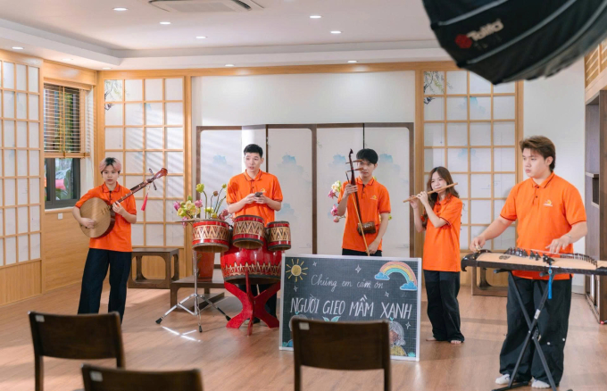 Nhóm sinh viên thể hiện ca khúc Người gieo mầm xanh. Ảnh: Nhân vật cung cấp