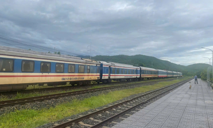 Nhiều tàu khách đang phải dừng chờ tại các nhà ga khu vực Nam Trung Bộ. Ảnh: VNR