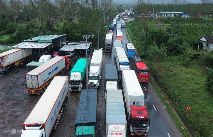 Ôtô bị kẹt hàng chục km từ Phù Mỹ Bắc đến xã Phù Cát, tỉnh Gia Lai (BÌnh Định cũ), sáng 20/11. Ảnh: Phạm Linh