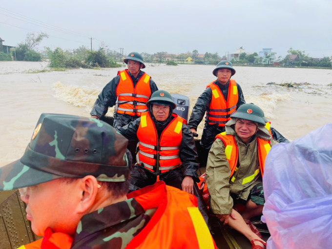 Quân đội triển khai lực lượng ở vùng lũ giúp dân. Ảnh: Xuân Hoa