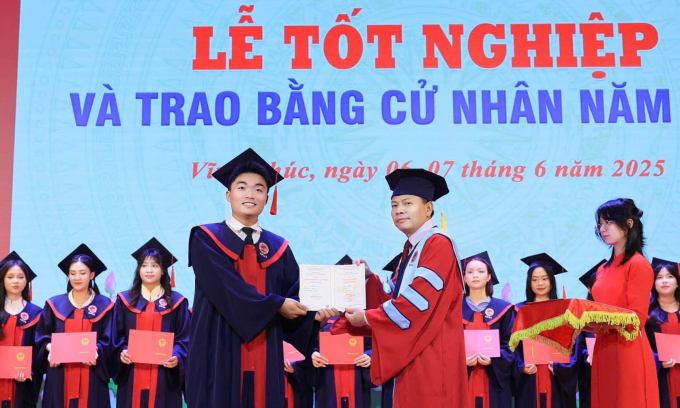 Phúc Sơn trong ngày nhận bằng tốt nghiệp Đại học Sư phạm Hà Nội 2. Ảnh: Nhân vật cung cấp