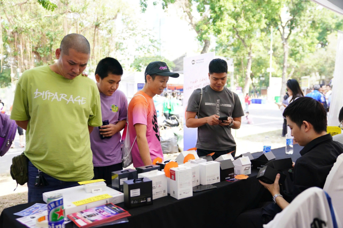 VĐV mua dụng cụ tập luyện ngay tại expo: Ảnh: VnExpress Marathon