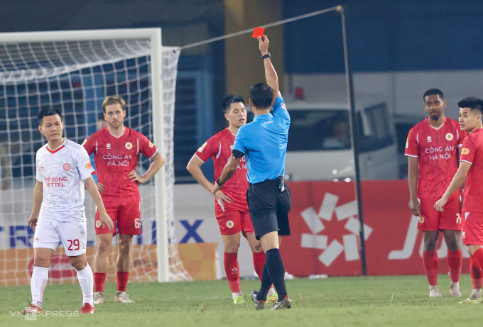 Trọng tài Lê Vũ Linh (áo xanh) rút thẻ đỏ trực tiếp cho Trần Đình Trọng (áo đỏ giữa) ở phút 83. Ảnh: Hoàng Huynh.