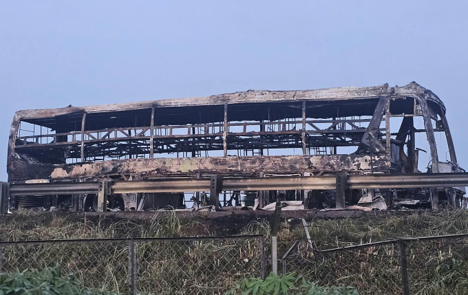Đám cháy được khống chế song ôtô khách đã bị thiêu rụi. Ảnh: Nam An