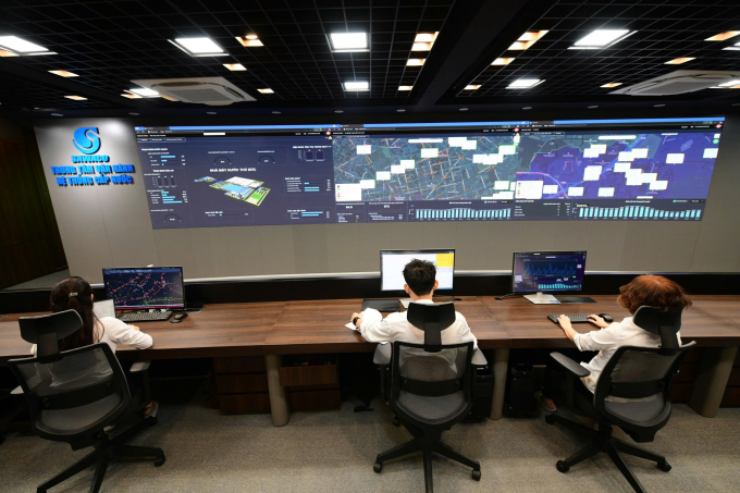 Cán bộ Sawaco quản lý hệ thống sản xuất và cung cấp nước sạch từ văn phòng. Ảnh: Sawaco